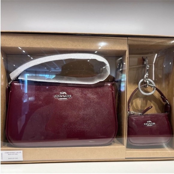 Coach Boxed Nolita 19 And Nolita Bag
Charm Set Holidays - Picture 10 of 10